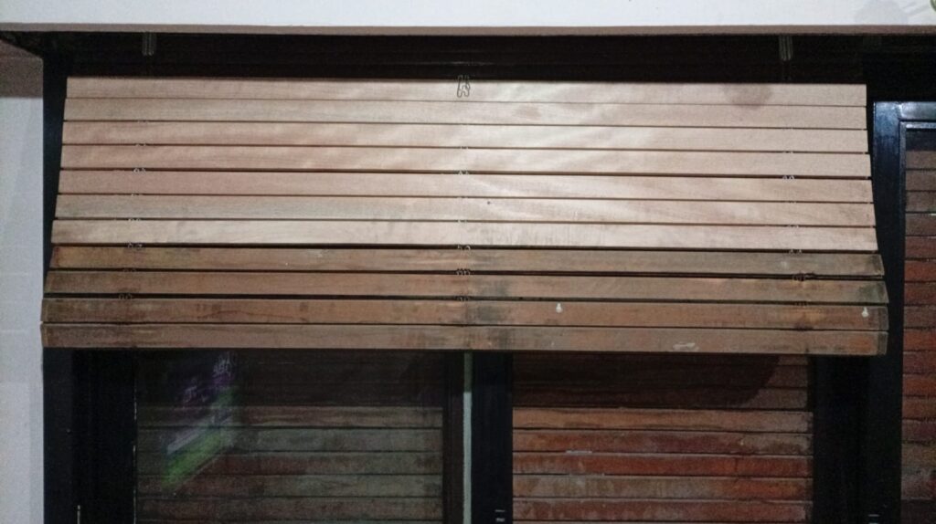 técnico reparando persiana enrollable